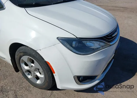 2017 Chrysler Pacifica Hybrid Platinum z USA, uszkodzony, nr VIN 2C4RC1N79HR822310
